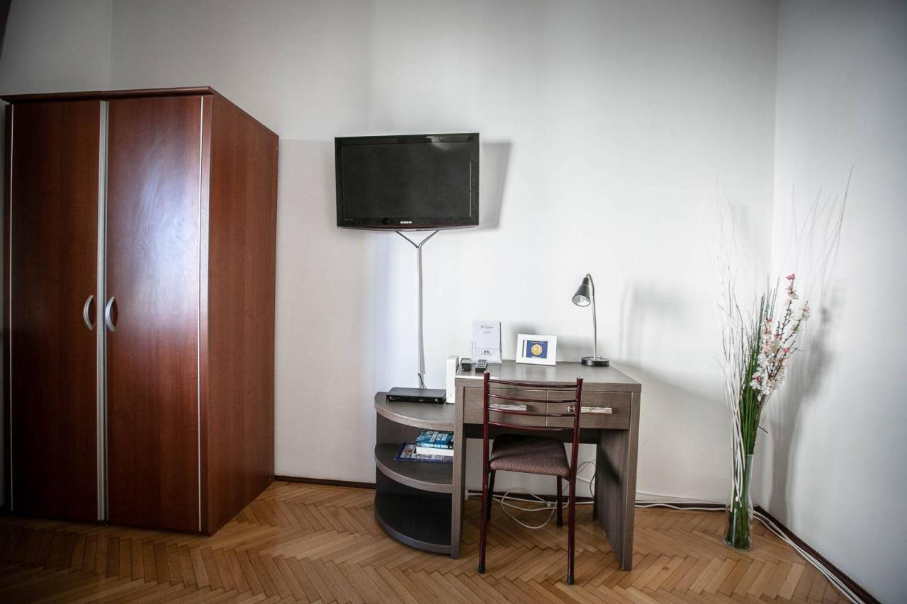 Cismigiu Garden Studio Apartment Bucharest Luaran gambar